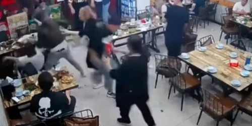 Agresiune asupra unor femei într-un restaurant din China FOTO WEIBO
