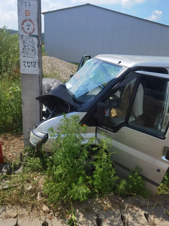 O maşină în care se aflau şase persoane s-a izbit de un stâlp electric. Printre răniţi, sunt şi copii