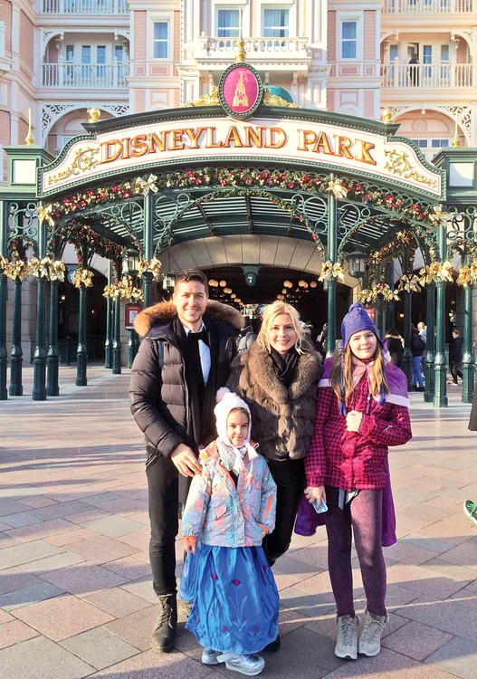 În vară şi-a distrat fetele în Antalya, iar acum Jorge a ales Disneyland-Paris