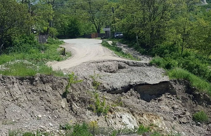 Mai multe drumuri din Alba au fost afectate de alunecări de teren