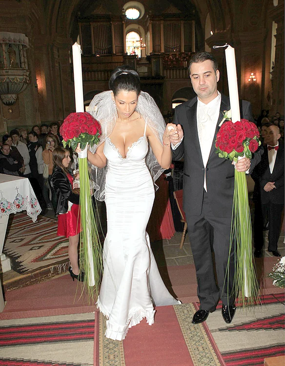 2012. Înainte de nuntă,  Nicoleta şi-a  mărit bustul cu  silicoane de 1,2 kg