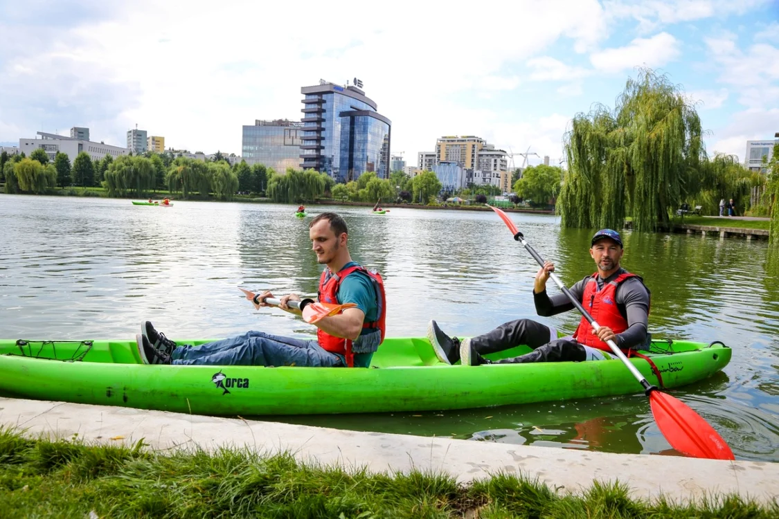 Alex Benchea (în stânga), alături de instructorul Ionuţ Stancovici