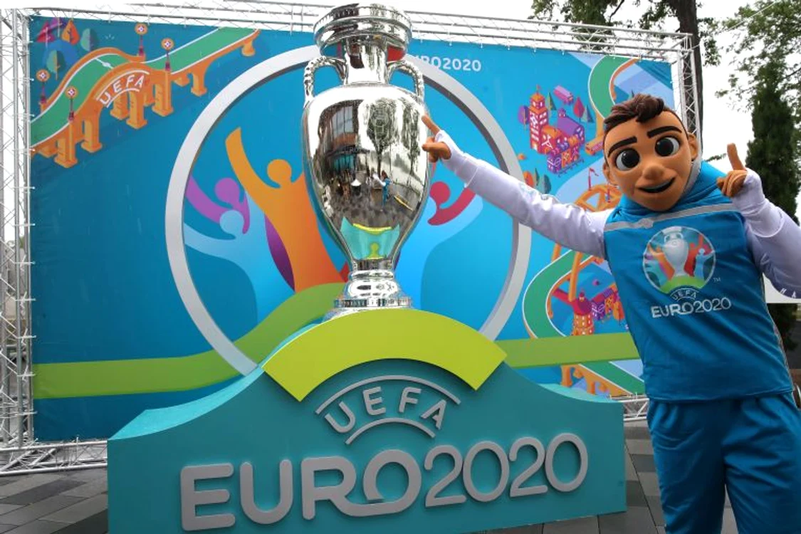 Skillzy, mascota Euro 2020, prezintă trofeul care va fi acordat campioaneiFoto: Guliver/ GettyImages