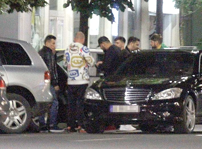 După ce au mâncat, au plecat la o cafenea, urmăriţi de bodyguard