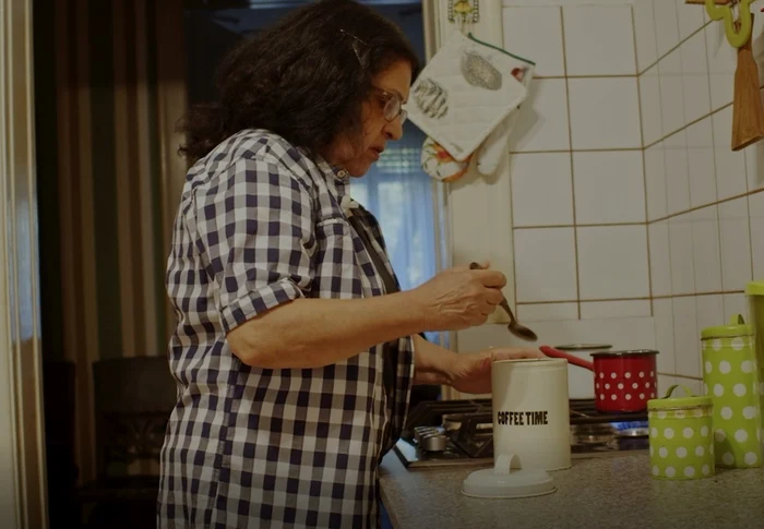 Adrian Babeți prepară o cafea în mod tradițional
