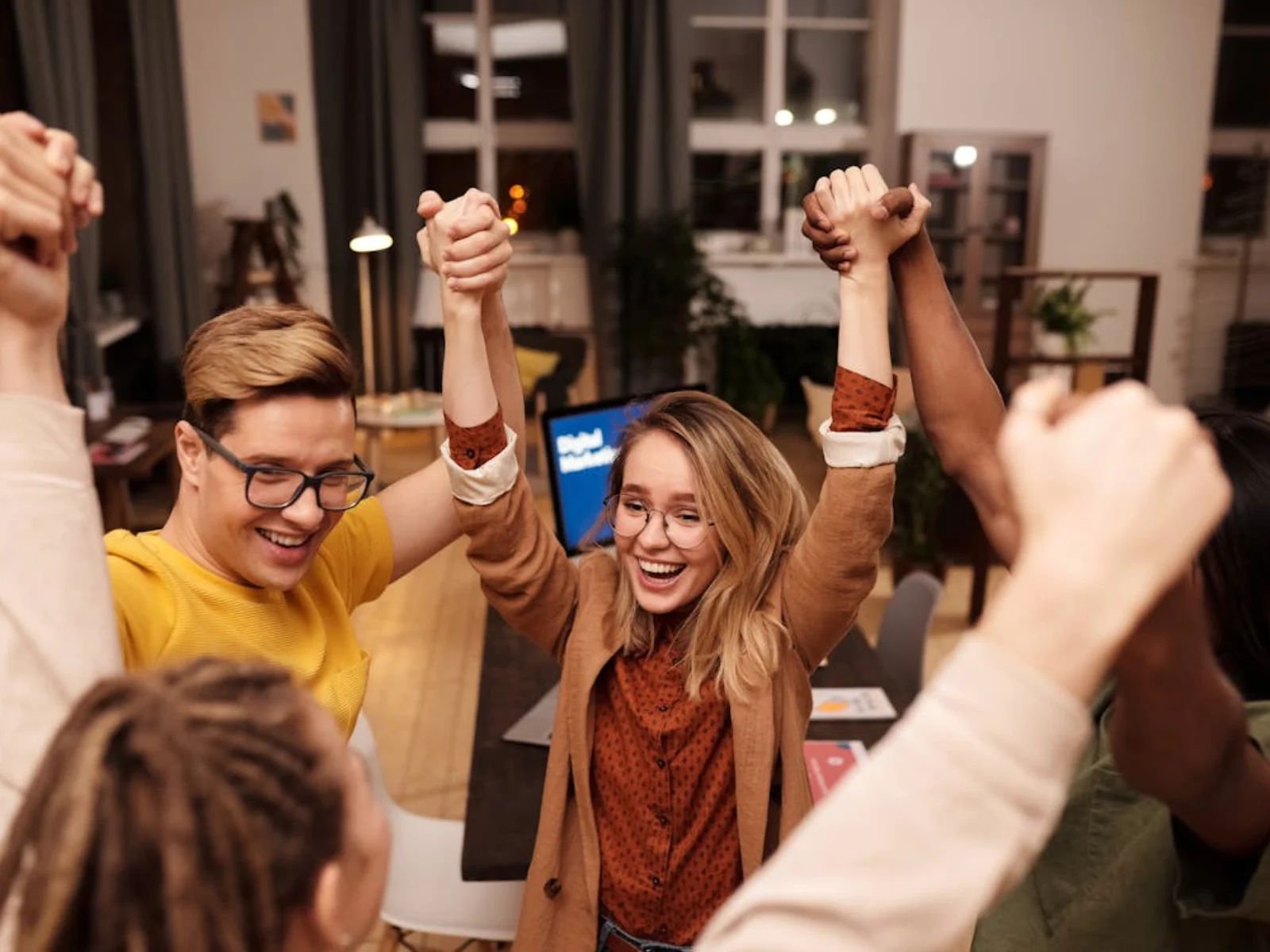 Top 10 țări cu cei mai fericiți locuitori în 2026. Pe ce loc se află România în clasament