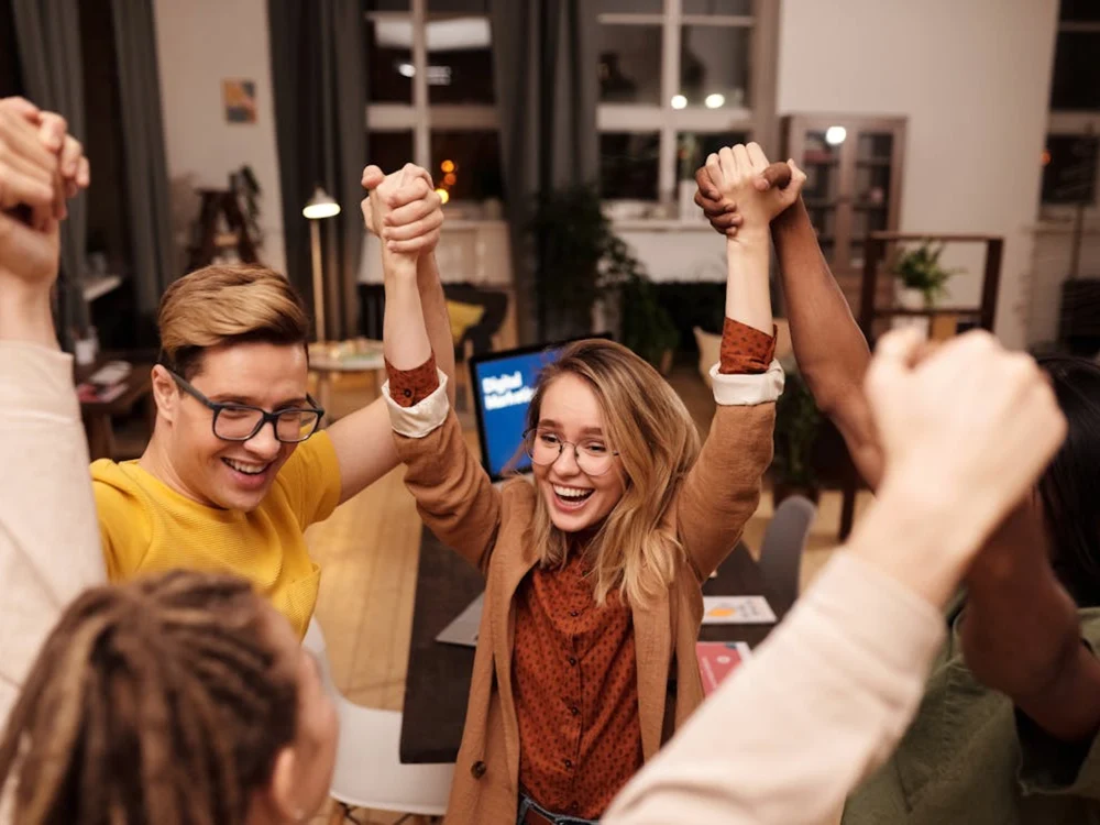 Top 10 țări cu cei mai fericiți locuitori în 2026. Pe ce loc se află România în clasament