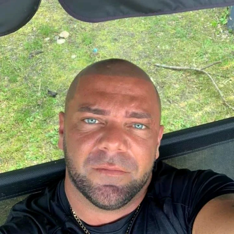 Craig spune că este dispus să dea bani oricui îl poate ajuta. Foto: Facebook