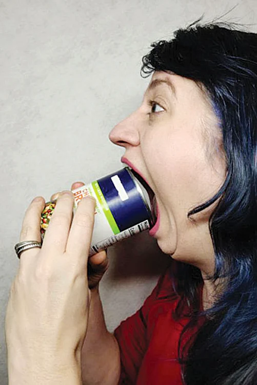 Îşi poate  băga  diverse  obiecte  în gură. SURSĂ FOTO: Guinness World Records