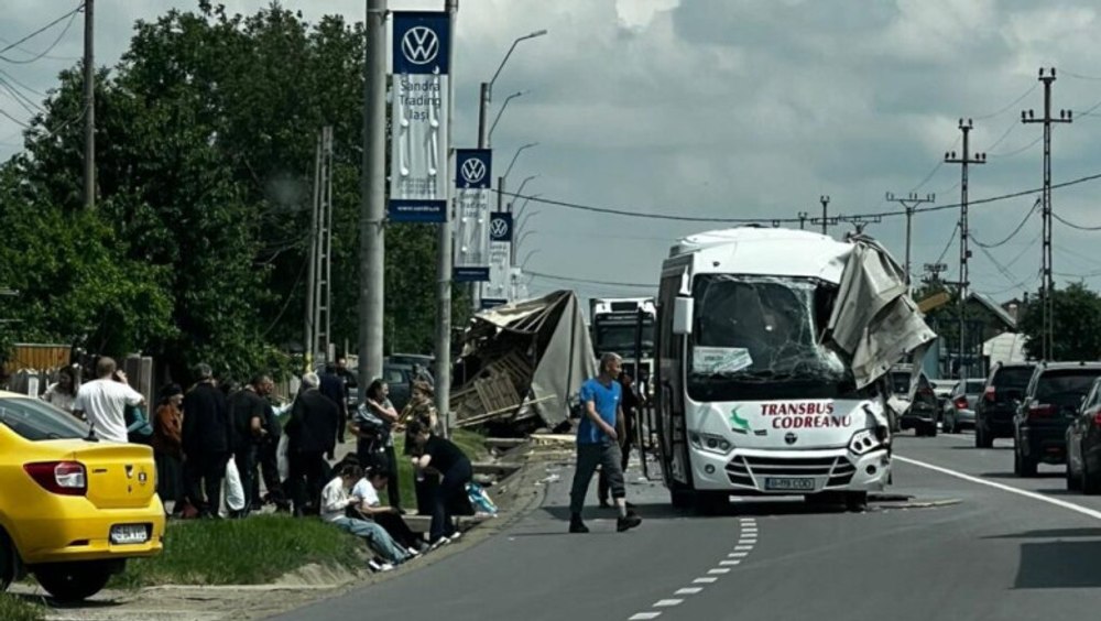 Accident între un autocamion și un autocar cu 20 de pasageri în Iași. 17 persoane, transportate la spital