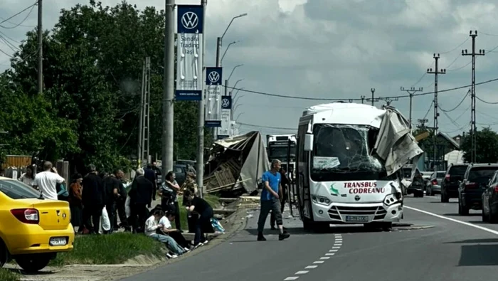 VIDEO Accident între un autocamion și un autocar cu 20 de pasageri în Iași. A fost activat Planul roşu de intervenţie