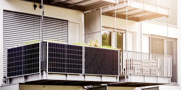 Panouri fotovoltaice balcon shutterstock 2427625099 jpg