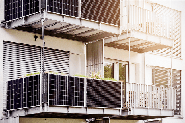 Panouri fotovoltaice pe balcon sau pe bloc: cât costă, cât produc și când se amortizează investiția