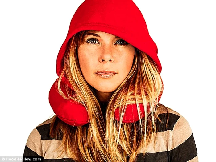 Perna pentru gât, cu glugă ataşată face călătoriile lungi mai plăcute FOTO Daily Mail