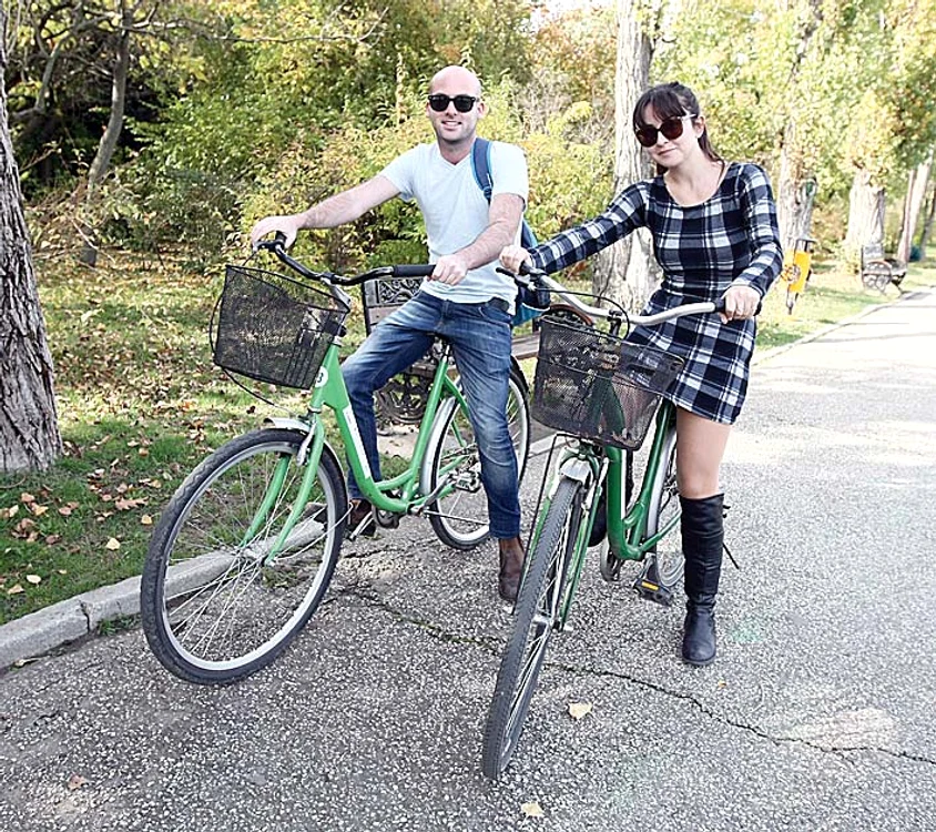 Roi şi Polina au făcut turul parcului cu bicletele