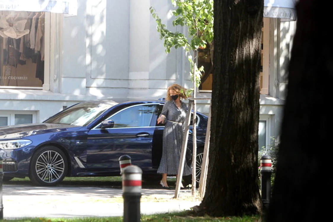 
    Elena Copos a venit cu BMW-ul la un magazin de fițe din zona Dorobanți  