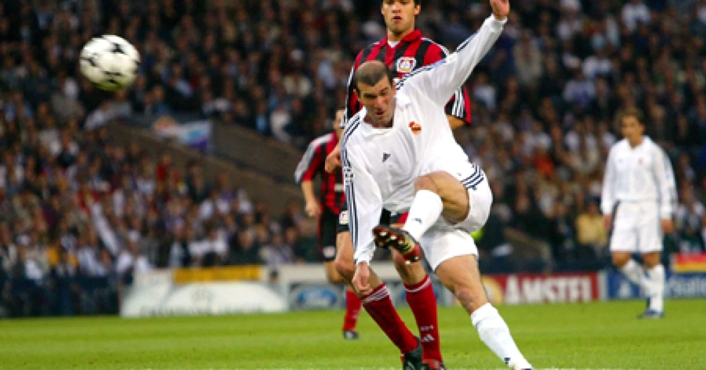 Zinedine Zidane a marcat un gol senzaţional pentru Real Madrid în finala Ligii Campionilor cu Leverkusen  FOTO: REUTERS
