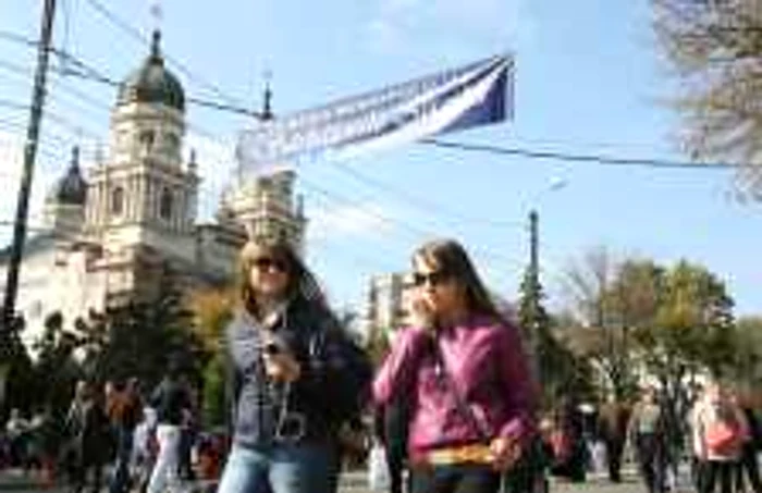 Mulţime pe străzile din faţa Catedralei Mitropolitane cu ocazia Sărbătorilor Iaşului FOTO: Adevărul