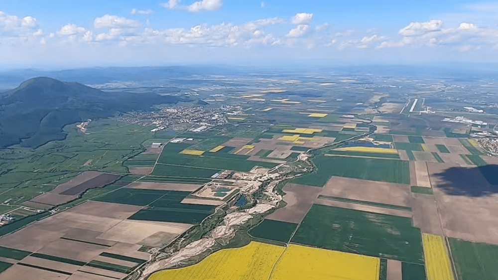 Imagini uluitoare ale Carpaților și altor zone surprinse de o legendă a parapantismului mondial VIDEO 