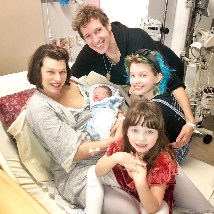 Milla Jovovich și familia ei frumoasă: soțul Paul W. S. Anderson (54), fiica cea mare, Ever Gabo (11), cea mijlocie, Dashiel Edan (4 ani)