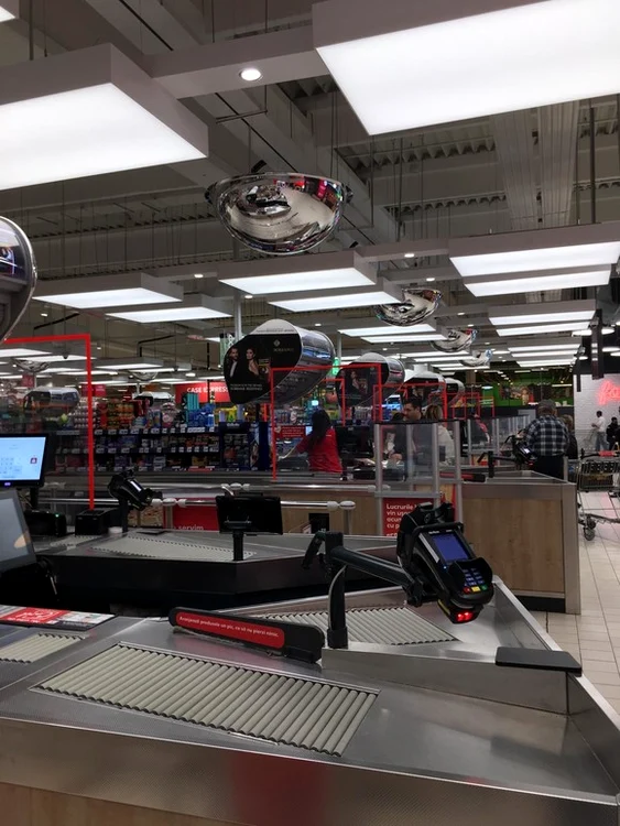 Panourile de protecție montate la casele de marcat protejează atât casierele, cât și clienții de îmbolnăviri