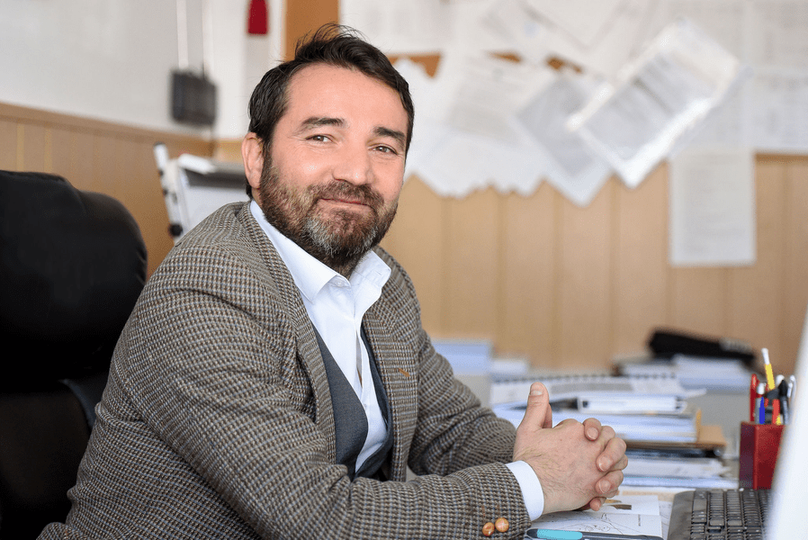 Directorul de școală care le dezvoltă elevilor abilitățile de viață cu jocuri și lecții fascinante
