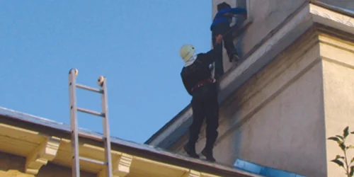 Neamţ: Un copil de 13 ani a făcut acrobaţii pe acoperişul bisericii