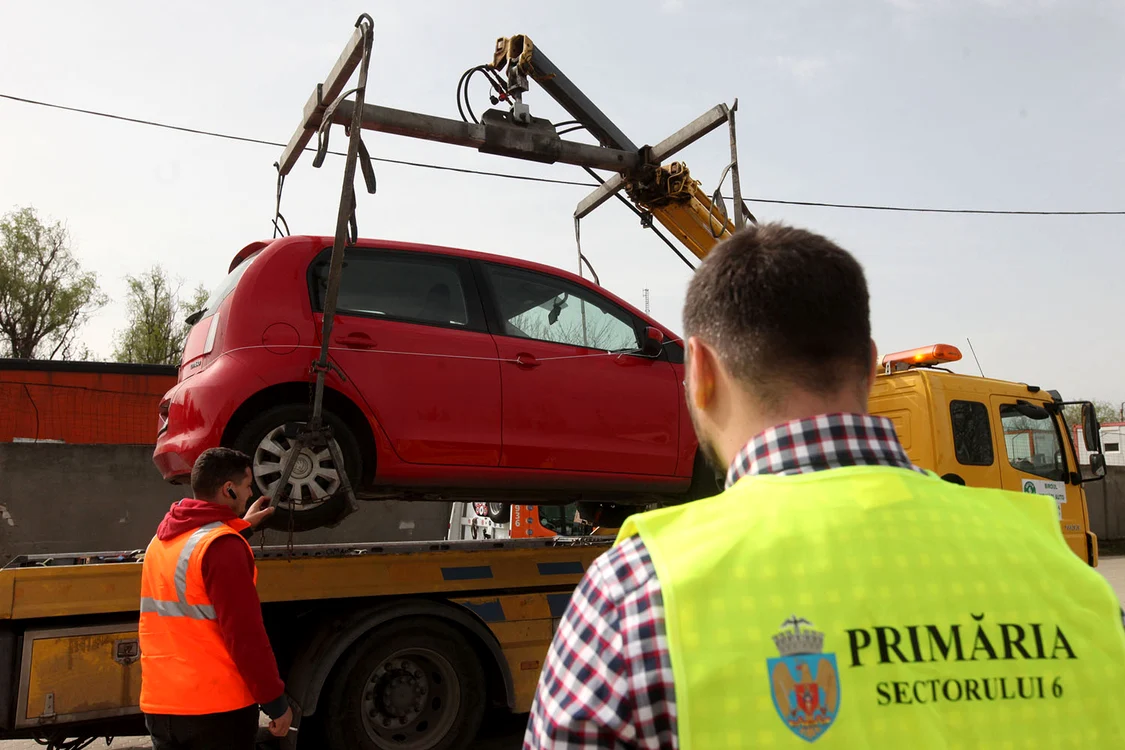 Masinile parcate aiurea pe trotuar vor putea fi ridicate