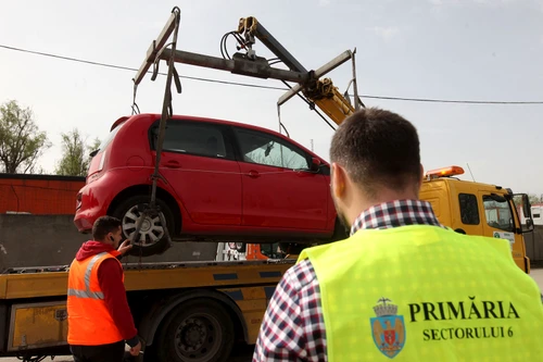 Masinile parcate aiurea pe trotuar vor putea fi ridicate