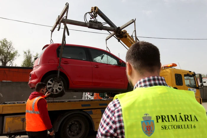 Masinile parcate aiurea pe trotuar vor putea fi ridicate