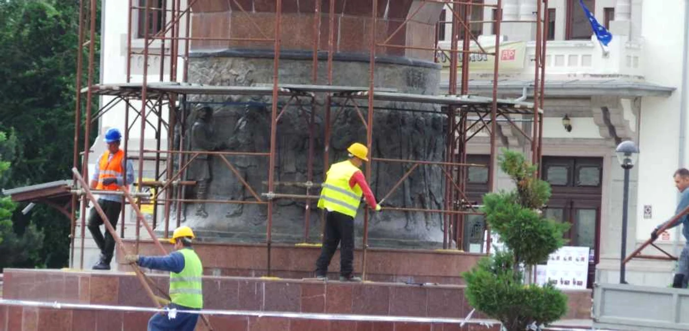 Se montează schelele  FOTO: Ştefan Borcea