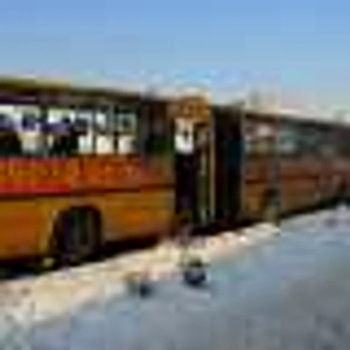 Autobuzul a fost tapetat cu imagini de la Revoluţie. 