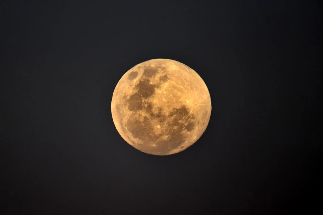 Luna va căpăta nuanţe de la portocaliu la cărămiziu. Imagine din această noapte din Sidney, Australia FOTO Getty Images