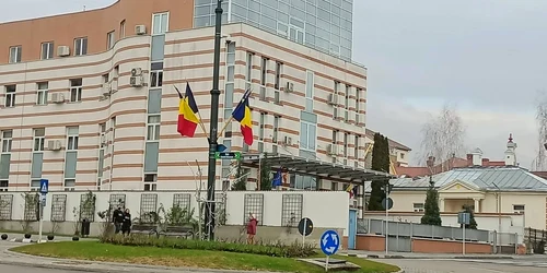 Parchetul de pe lângă Tribunalul Vâlcea şi sediul BT Anticorupţie Vâlcea Foto Daciana Stoica