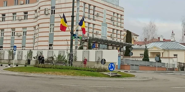 Parchetul de pe lângă Tribunalul Vâlcea şi sediul BT Anticorupţie Vâlcea Foto Daciana Stoica