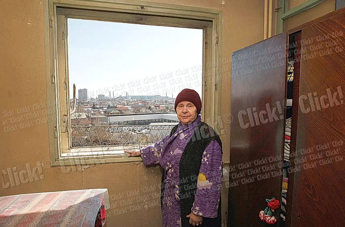 Apartamentul  bătrânei era ieri  răvăşit în urma  exploziei puternice ()