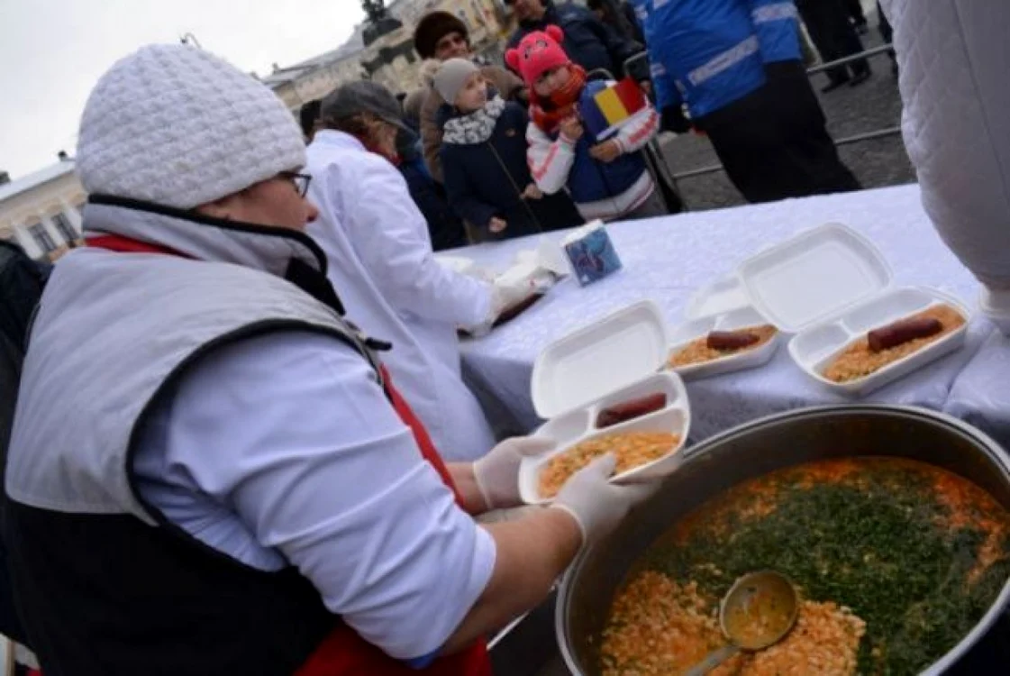 Şi în alţi ani la Botoşani s-a oferit fasole cu cârnaţi celor adunaţi la manifestări FOTO botosaneanul.ro