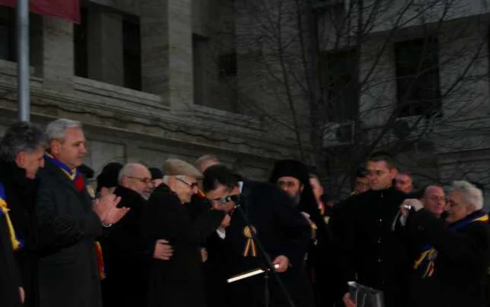 Marian Oprişn i-a pupat mâna lui Radu Beligan