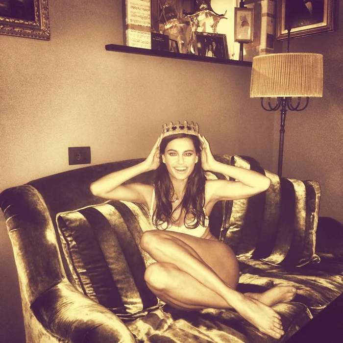 Catrinel Menghia s-a lăsat fotografiată în toată splendoarea, fără chiloţi