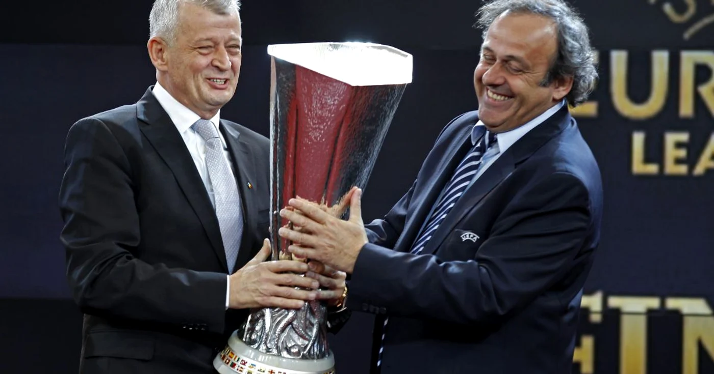 Michel Platini (dreapta) i-a oferit trofeul Ligii Europa lui Sorin Oprescu cu ocazia finalei de la BucureştiFOTO: REUTERS