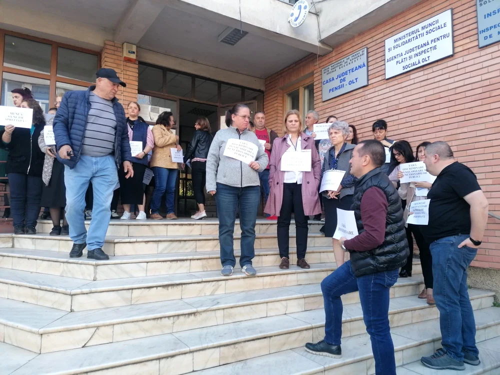 Funcționarii CJP Olt au protestat timp de o jumătate de oră FOTO: Alina Mitran