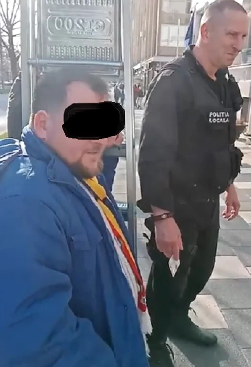 Bărbatul care duce o luptă împotriva steagurilor FOTO PLT