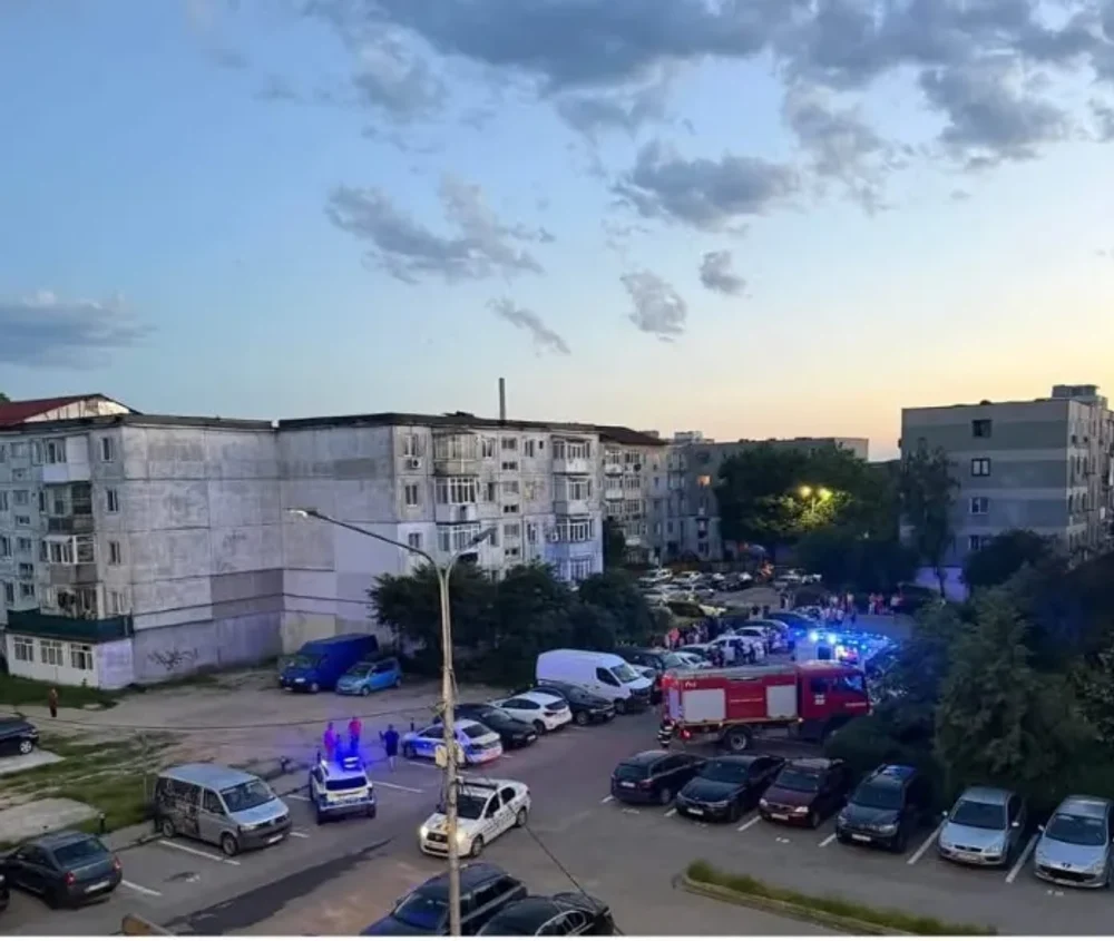 O bunică și doi nepoți, găsiți morți într-un apartament. Anchetatorii iau în calcul o crimă urmată de sinucidere: „Se certau des”