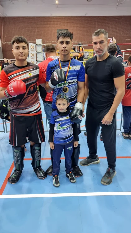 Andrei Antonescu (dreapta), alături de sportivii săi medaliați