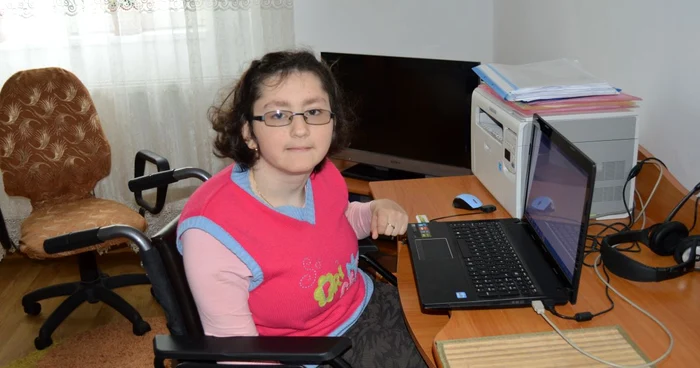 Alexandra îşi face temele la laptop