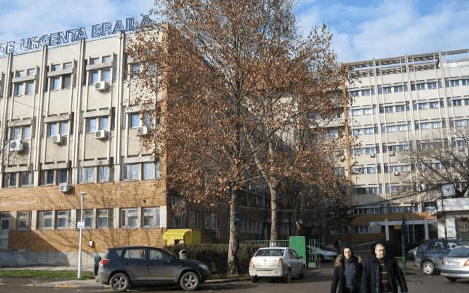 Ornament din beton desprins de la etajul șase al Spitalului Brăila, căzut peste copertina de la Internări