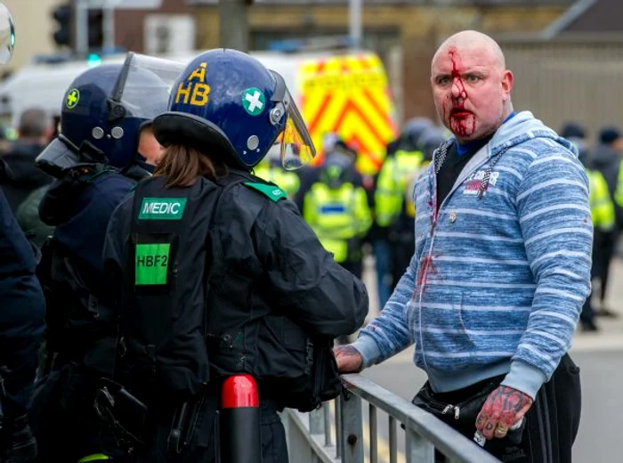 Susținătorii refugiaților au fost atacați de neo-naziști