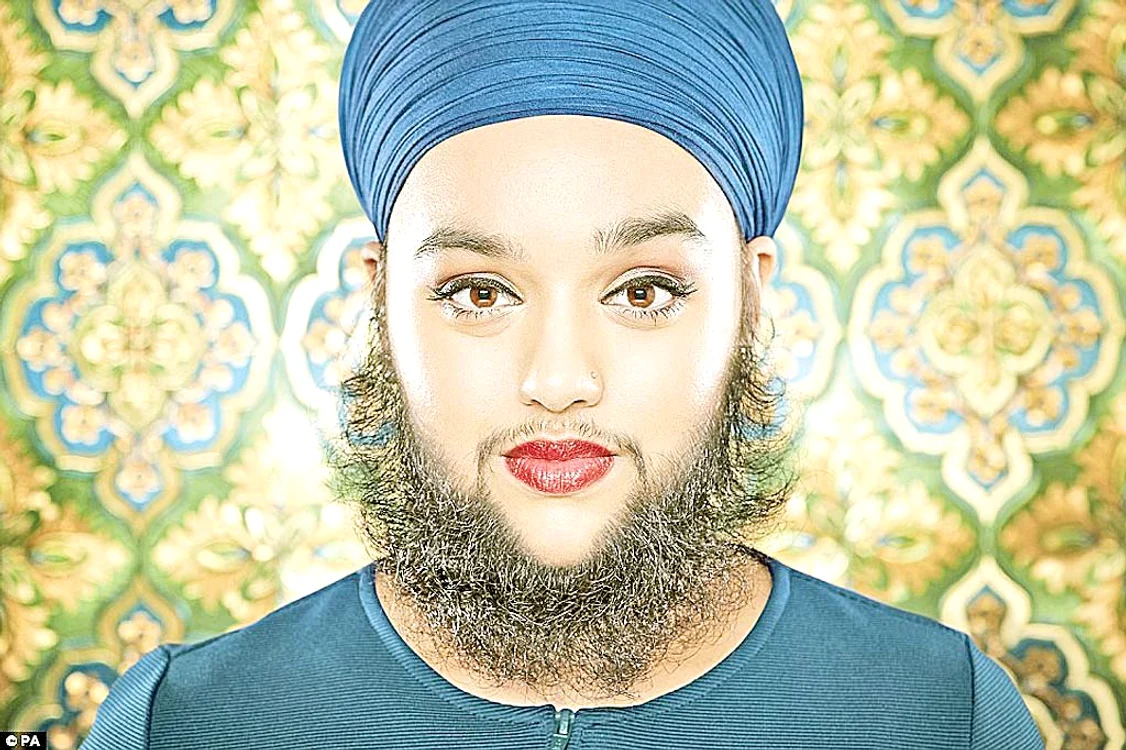 Britanica  Harnaam Kaur,  de 24 de ani,  are barba lungă  de 15,24 cm