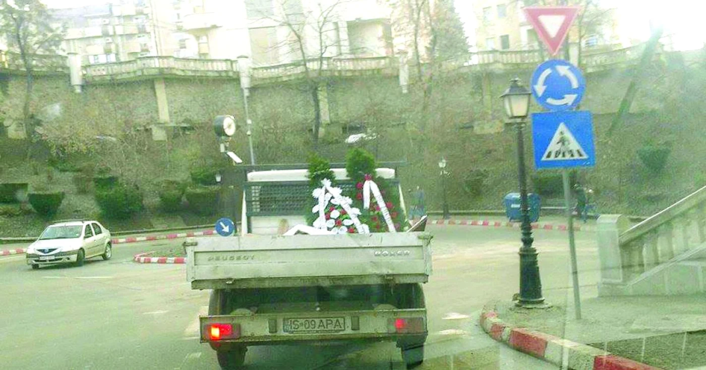 Imaginea macabră surprinsă în Iaşi, cu maşina de la Apavital care transportă un mort