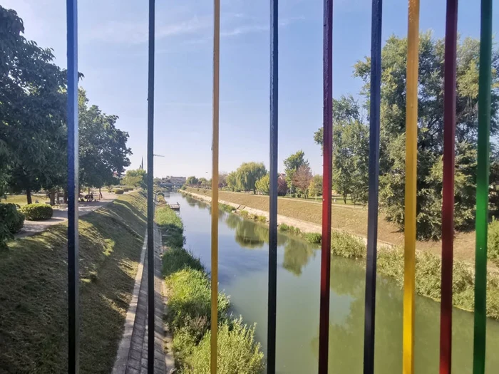 Pasarela de la Uzina de Apă din Timişoara a fost colorată FOTO Ş.Both